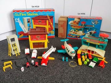 Fisher-Price - Speelgoed 928 Play Family Fire Station + 996