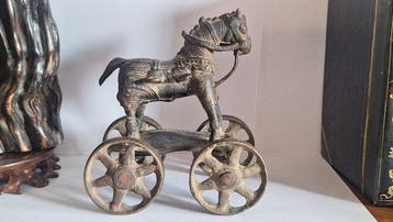 Indiase votieve paardenfiguurtje met een prachtige patina