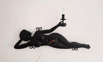 Handmande - Wandkandelaar - Smeedijzer - Liggende vrouw
