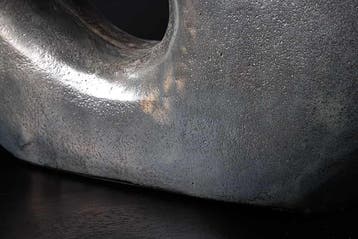 Handgemaakte vaas RING 30cm donkergrijs metalen decoratie, Huis en Inrichting, Woonaccessoires | Vazen, Ophalen of Verzenden, Nieuw