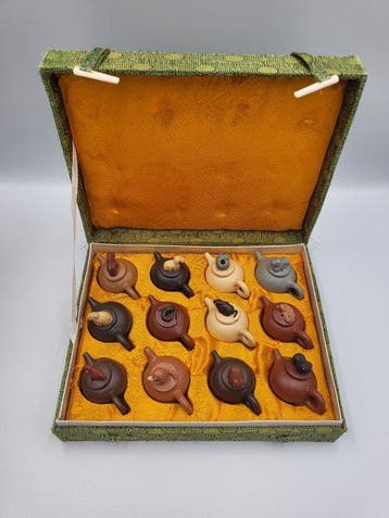 Themacollectie - Set van 12 miniatuurtheepotten in steengoed, Antiek en Kunst