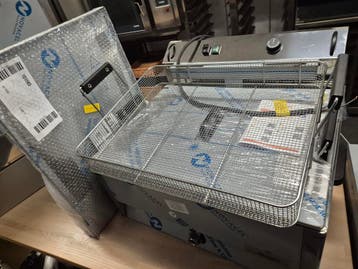 Nieuwe oliebollenfriteuse 30 liter tafelmodel in VEILING, Nieuw in verpakking, Fornuis, Frituur en Grillen