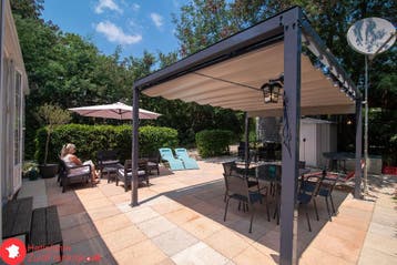 Luxe Chalet met airco te huur vlakbij stranden van St.Tropez, 2 slaapkamers, Huisdier toegestaan, Recreatiepark, Eigenaar