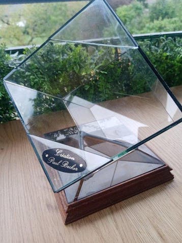 Création Paul Becker - Vitrinekast - Kubus van glas en hout