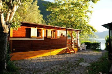 Prachtige chalets /bootplek DIRECT AAN WATER Porlezza Italie, 2 slaapkamers, Lombardije en Merengebied, Recreatiepark, Zwembad