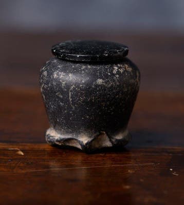 Oude Egypte, Khôl basalt vaas met zijn deksel - 3.7 cm