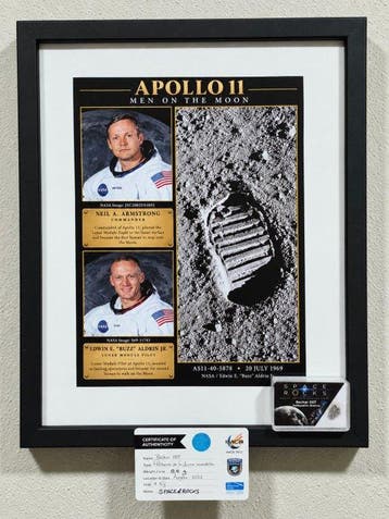 Militaire foto - Gedenkplaquette met een stuk maanmeteoriet