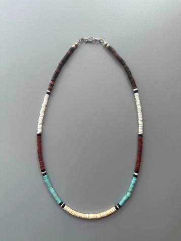 Een Santo Domingo Indiaanse-stijl ketting. (Zonder