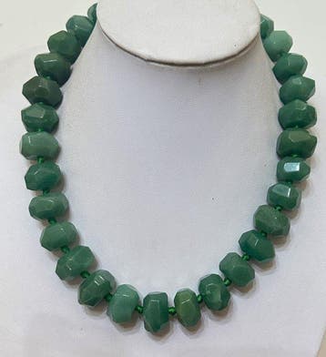 Groene jade natuurlijk, zeer zeldzaam, /geslepen/ hoge