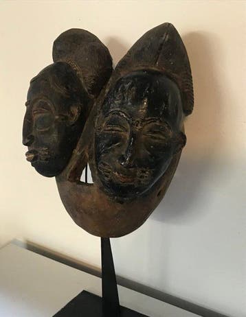 Een houten masker - Geheimhoudingsovereenkomst - Baule -