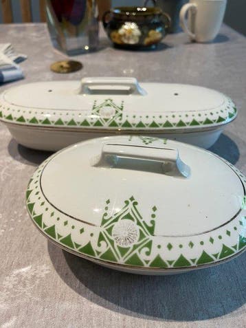 Decoratief ornament - Botervloot en gedekte serveerschaal
