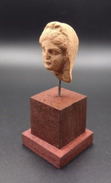 Oud-Grieks, Hellenistisch Terracotta Het hoofd van een vrouw