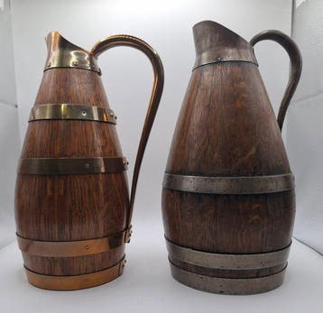 Kruik - Hout, Messing, IJzer - Twee wijnkaraffen, Antiek en Kunst, Curiosa en Brocante