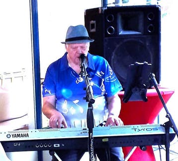 Zanger Toetsenist One Man Band, Dj