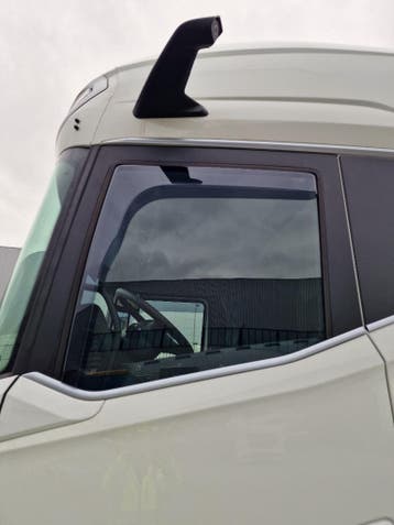 Zijwindschermen raamspoilers licht getint fenders visors, Ophalen of Verzenden, Nieuw, DAF, Ruiten en Toebehoren