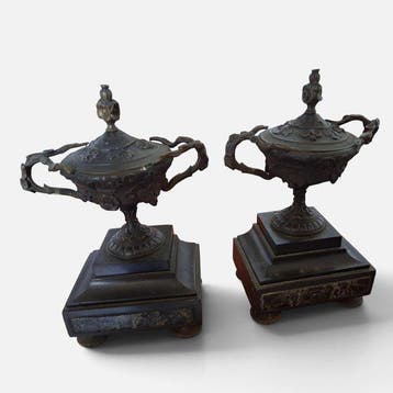Decoratief ornament - Paar cassolettes
