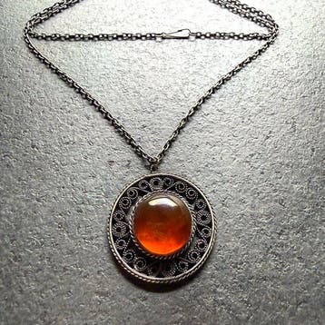 Oude halsketting met hanger en cabochon van Baltisch amber,, Nieuw