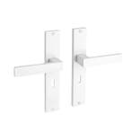 Witte deurklink Lusso geveerd op schild sleutelgat 55mm -..., Ophalen of Verzenden, Nieuw, IJzer, Klink of Kruk