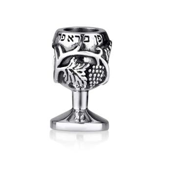 Bedeltje Kiddush Beker bewerkt met Druivenranken van zil..., Sieraden, Tassen en Uiterlijk, Bedels, Nieuw