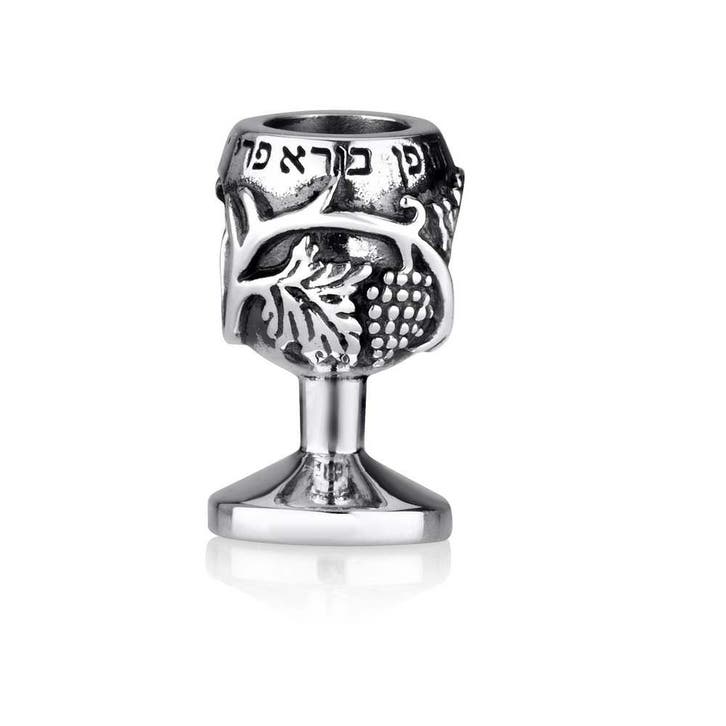 Bedeltje Kiddush Beker bewerkt met Druivenranken van zil..., Sieraden, Tassen en Uiterlijk, Bedels