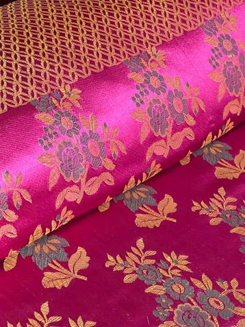 **Damastzijden bedsprei in goud- en granaatkleur met