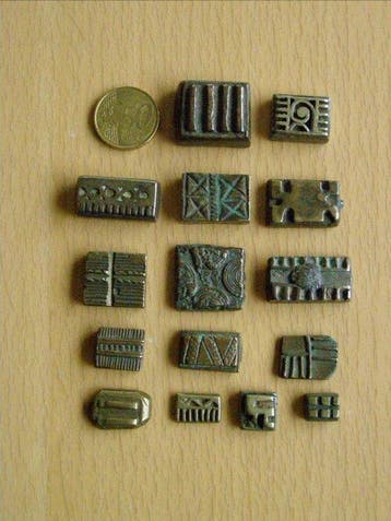 VIJFTIEN GEOMETRISCHE GOUDGEWICHTEN 289 gram - Abrammuo -, Antiek en Kunst