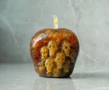 Amberkleurige schedelappel-beeld – Gotische Memento