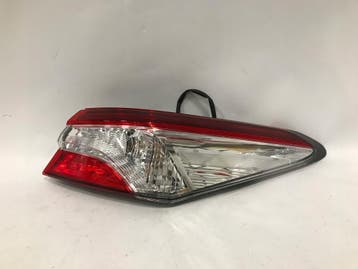 Toyota Camry IX 18- sedan achterlicht rechts half LED, Verzenden, Gebruikt