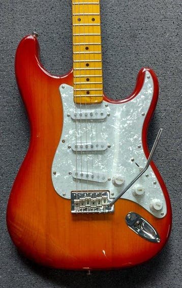 London City - Spitfire MKII, stratocastermodel in Honeyburst, Nieuw