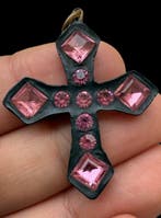 Mysterieus en gotisch amulet met een modernistisch kruis,