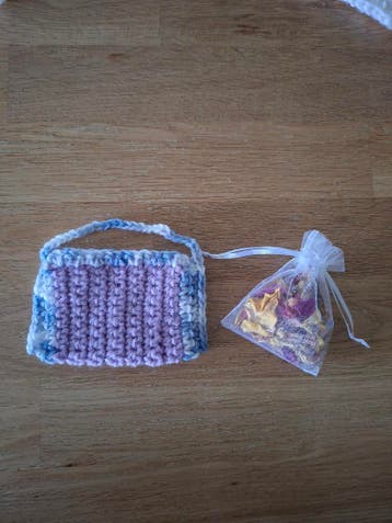 Gehaakt tasje met potpourri., Huis en Inrichting, Woonaccessoires | Overige, Ophalen of Verzenden, Nieuw, Overige materialen
