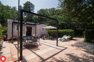 Luxe Chalet met airco te huur vlakbij stranden van St.Tropez, 2 slaapkamers, Huisdier toegestaan, Recreatiepark, Eigenaar