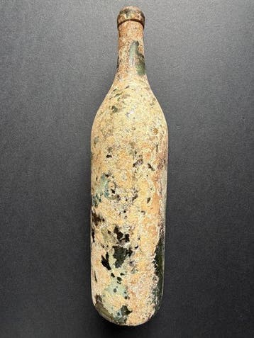 Fles - Antieke handgeblazen wijnfles met iriserende patina -