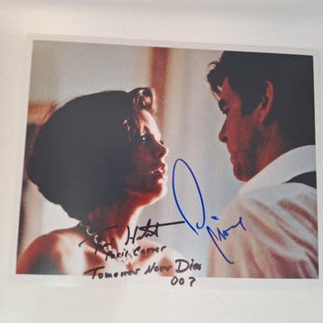James Bond 007: Tomorrow Never Dies - Double signed by, Nieuw