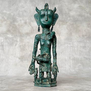 Decoratief ornament - Indonesië - 47 cm bronzen figuur in tr, Antiek en Kunst