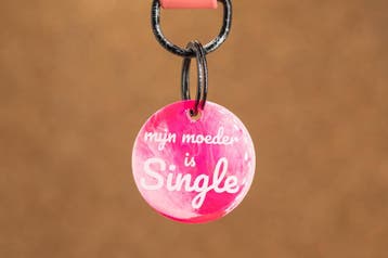 Grappige hondenpenning - Mijn moeder is single, Verzenden, Handgemaakt, Nieuw