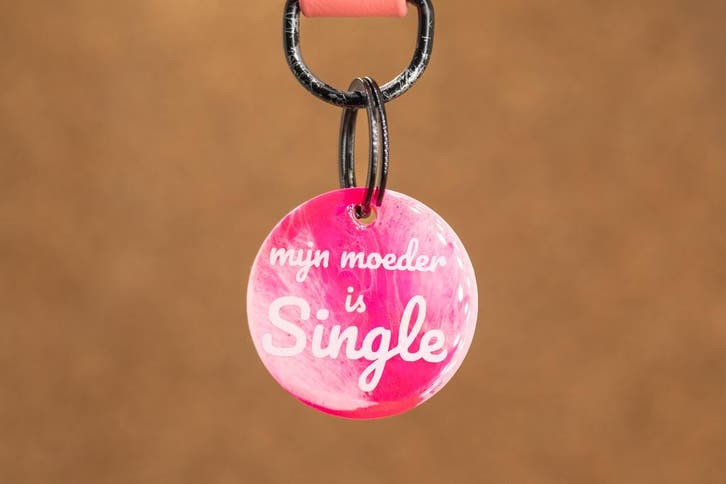 Grappige hondenpenning - Mijn moeder is single, Dieren en Toebehoren, Hondenhalsbanden en Penningen, Handgemaakt, Nieuw, Verzenden