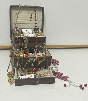 Themacollectie - Een grote collectie sieraden in een