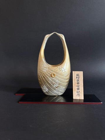 Eenbloemige vaas - Brons - Japan - Vintage bronzen vaas, Antiek en Kunst