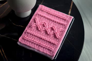 Haakpatroon Hoesje met Kabels - stijlvolle bescherming voo, Ophalen of Verzenden, Nieuw