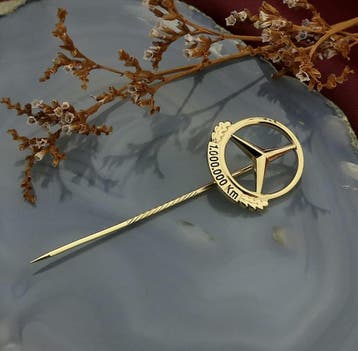8 karaat vintage reversspeld met Mercedes Benz logo, Ophalen of Verzenden, Gebruikt, Geel, Goud