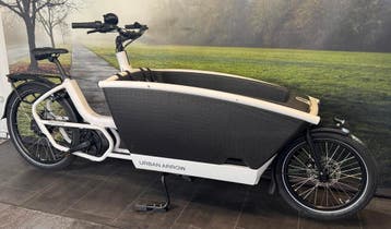 Demo: Urban Arrow Family Cargo Bakfiets met Riem-aandrijving, Ophalen of Verzenden, Zo goed als nieuw, 50 km per accu of meer
