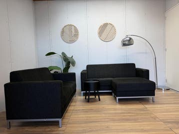 Montèl Bankstel | 2 Banken + Hocker | Donkergrijs, 150 tot 200 cm, 75 tot 100 cm, Ophalen of Verzenden, Zo goed als nieuw