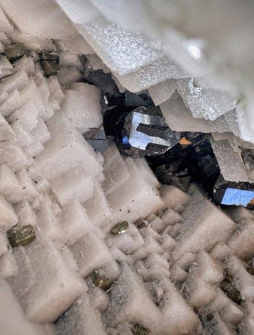 Galena op fluorescerend calciet Kristallen op matrix -