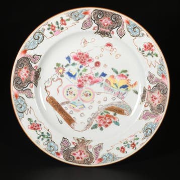 Bord - Assiette Famille Rose à décor d’objets précieux -, Antiek en Kunst