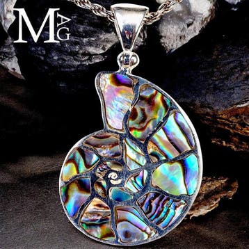 Ammonietvormige hanger met inleg van abalone parelmoer -, Antiek en Kunst