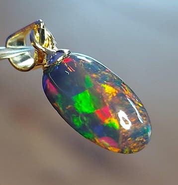 Ethiopische zwarte opaal hanger 1,91 ct op goud-geplateerd