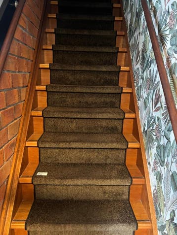 Trap inclusief leuningen, houtlak kleur, Nieuw