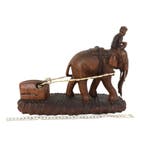 Houten beeld - Indonesische bosbouwer op olifant