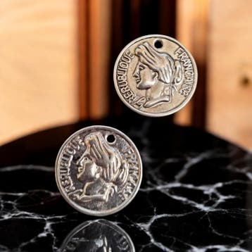 2 x Munt bedel, antiek zilverkleur, afm. 26 x 2mm Gat 2,5mm, Ophalen of Verzenden, Nieuw, Bedel